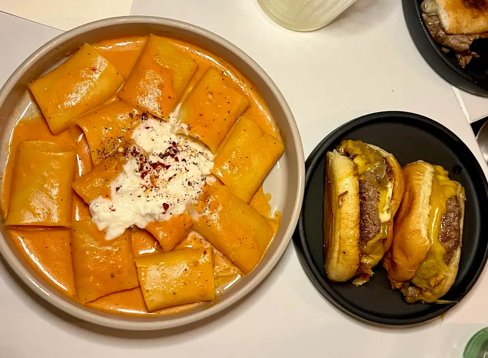 Paccheri y Black Label Burger sobre la barra