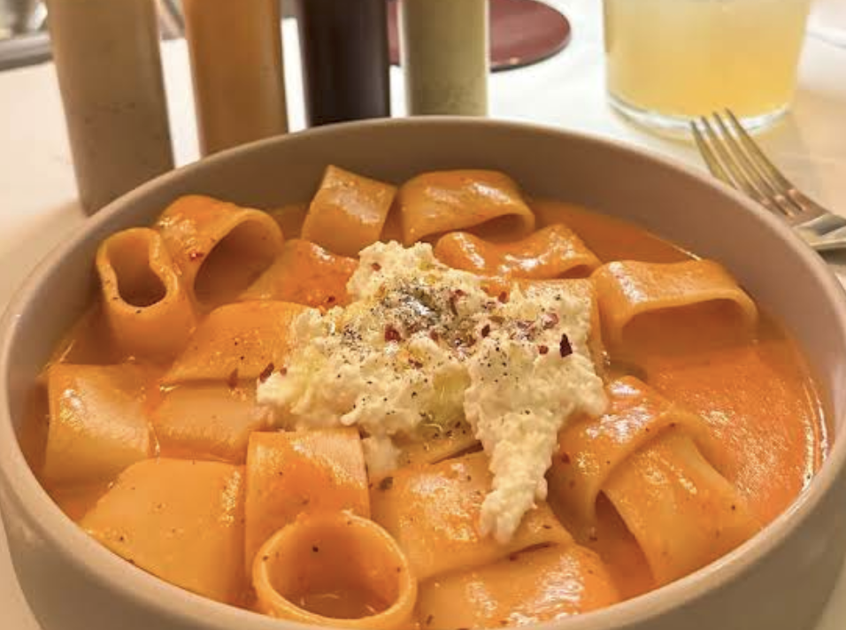 Spicy Vodka Paccheri y Black Label Burger en la barra de Mantequilla Social Club